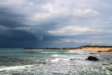 Rocky Beach with Cloudy Sky: Cap Serrat 's Coastal Beauty in Bizerte, Tunus