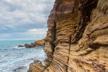 Dağ Kayalıkları ve Çöldeki Kaptan Bon, Korbous, Tunus Sahili