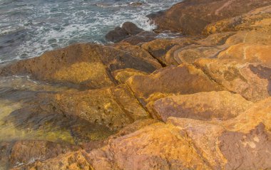 Dağ Kayalıkları ve Çöldeki Kaptan Bon, Korbous, Tunus Sahili
