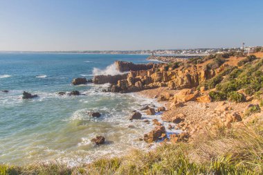 Crique Mteris, Haouaria, Tunus 'ta Mavi Gök Altında Sahil ve Dağlar