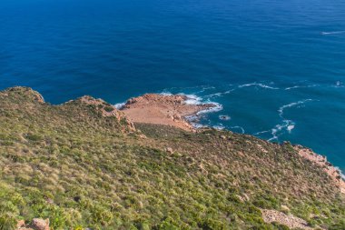 Crique Mteris, Haouaria, Tunus 'ta Mavi Gök Altında Sahil ve Dağlar