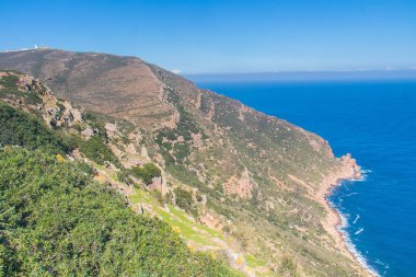 Crique Mteris, Haouaria, Tunus 'ta Mavi Gök Altında Sahil ve Dağlar