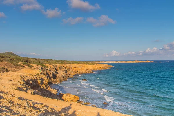 Ong Jmal Beach チュニジア ビゼルテの海岸沿いのロッキーセレニティ — ストック写真