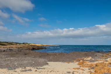 Tunus, Kuzey Afrika 'da dağları ve denizi olan terk edilmiş bir sahil.