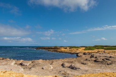 Tunus, Kuzey Afrika 'da dağları ve denizi olan terk edilmiş bir sahil.