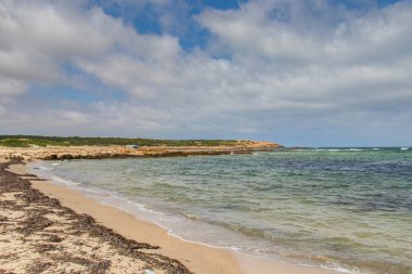 Tunus, Kuzey Afrika 'da dağları ve denizi olan terk edilmiş bir sahil.