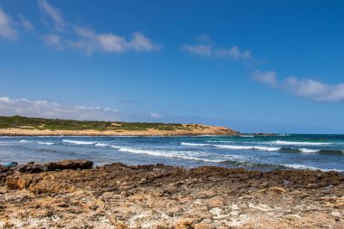 Tunus, Kuzey Afrika 'da dağları ve denizi olan terk edilmiş bir sahil.
