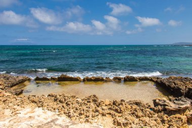 Tunus, Kuzey Afrika 'da dağları ve denizi olan terk edilmiş bir sahil.