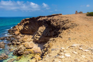 Tunus, Kuzey Afrika 'da dağları ve denizi olan terk edilmiş bir sahil.