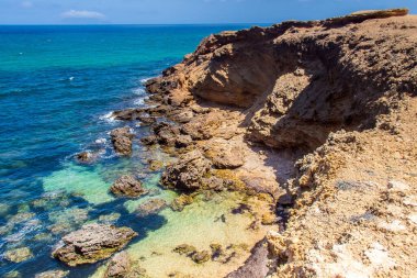 Tunus, Kuzey Afrika 'da dağları ve denizi olan terk edilmiş bir sahil.