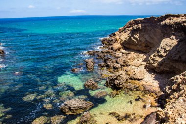 Tunus, Kuzey Afrika 'da dağları ve denizi olan terk edilmiş bir sahil.