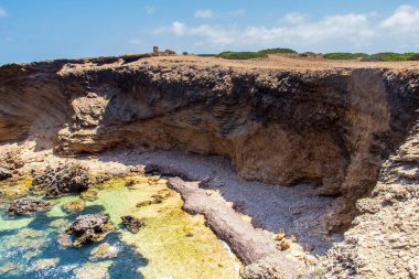 Tunus, Kuzey Afrika 'da dağları ve denizi olan terk edilmiş bir sahil.