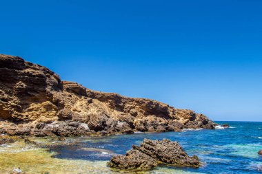 Tunus, Kuzey Afrika 'da dağları ve denizi olan terk edilmiş bir sahil.