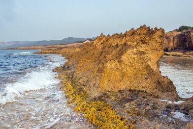 Kara ve Deniz Uyumu: Rimel 'in Dağlık Manzarası Bizerte, Tunus' taki Huzur Sahili 'yle Buluştu