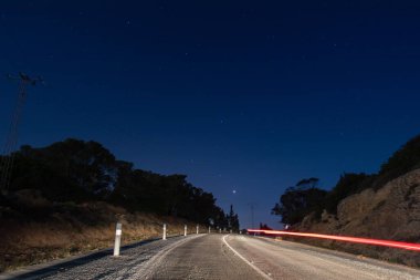 Gece Sürüşü: Yıldızların Altındaki Yollarda Dolaşmak