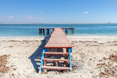 Güney Tunus, Zarzis 'te limana yanaşmış bir tekne.