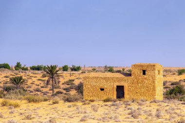 Terk edilmiş harabe: Güney Tunus 'taki terk edilmiş ev.