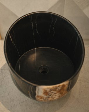 Siyah Mermer Yumurta Heykel Görüntüsü