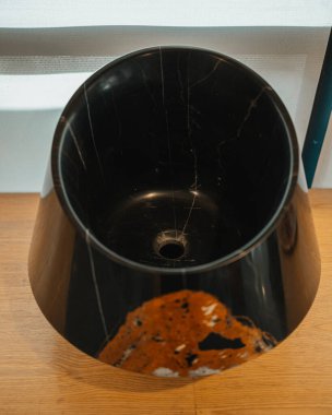 Siyah Mermer Yumurta Heykel Görüntüsü