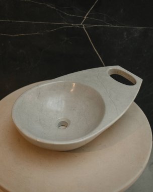 Showroom 'da Gri Mermer Kaşık Görünümü