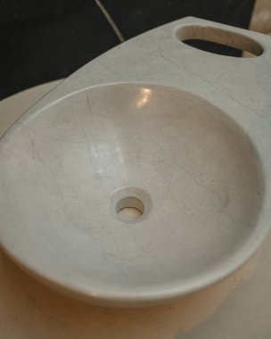 Showroom 'da Gri Mermer Kaşık Görünümü