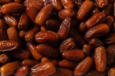 Taze organik tarihlerin makro yakın plan çekimi, parlak ciltlerinin altını çizmek, doğal kırışıklıklar, ve zengin altın-kahverengi renk, sağlıklı besin ve beslenme kavramları için mükemmel.