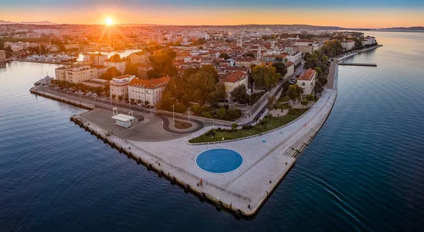 ザダル クロアチア アドリア海によってザダルの旧市街の空中パノラマビュー太陽の記念碑への挨拶 ザダルのスカイライン 海のオルガン 青い空と夏の朝に黄金の朝日 — ストック写真