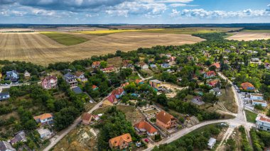 Balatonfuzfo, Macaristan - Mamato 'nun havadan panoramik manzarası, güneşli bir yaz gününde mavi gökyüzü ve bulutlarla dolu bir tepenin zirvesi