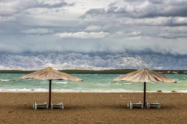 Nin Horvátország Két Nádas Napernyő Üres Queen Beach Nin Mediterrán — Stock Fotó