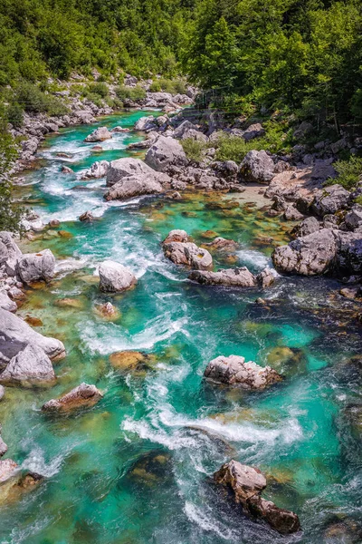 ソカ谷 スロベニア エメラルドアルプス川の空中ビュー緑の葉を持つ明るい晴れた夏の日にソカ スロベニアでのホワイトウォーターラフティング — ストック写真