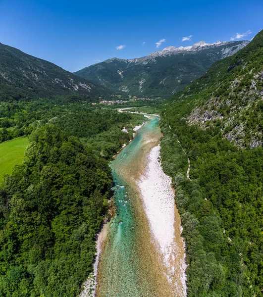 Soca Valley Slovenia 在阳光灿烂的夏日 与Julian Alps 蓝天和绿叶一起鸟瞰翡翠高山河Soca的全景 — 图库照片