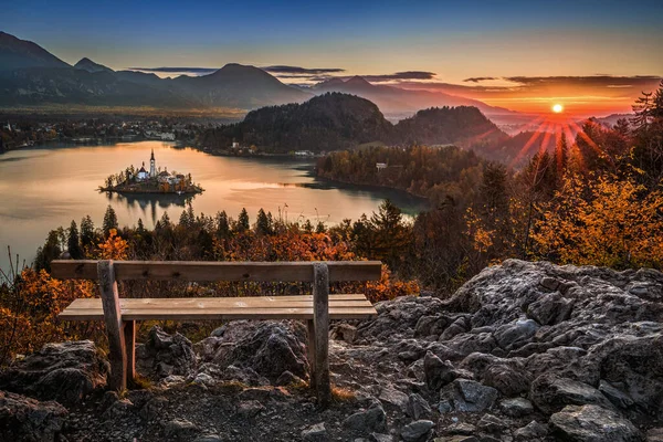 Bled Słowenia Ławka Hilltop Ciepły Złoty Jesienny Wschód Słońca Nad — Zdjęcie stockowe