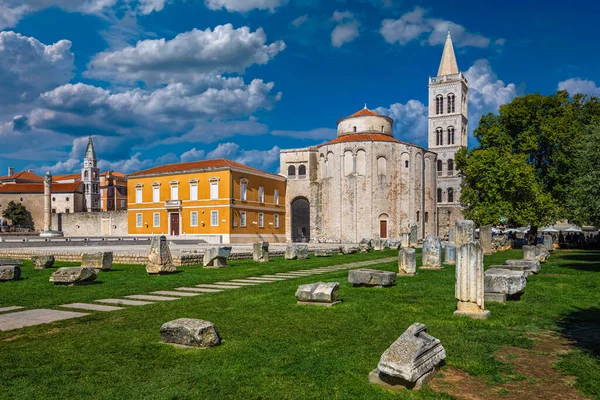 ザダル クロアチア ローマの遺跡と聖ドナトゥス教会と青空と雲と夏の日に聖アナスタシア大聖堂の鐘楼とザダルの旧市街のフォーラム — ストック写真