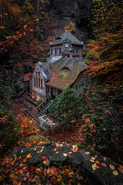 捷克共和国 赫雷斯科 在赫雷斯科附近的捷克森林里 一座漂亮的石屋 长满了五彩缤纷的落叶和树叶 — 图库照片