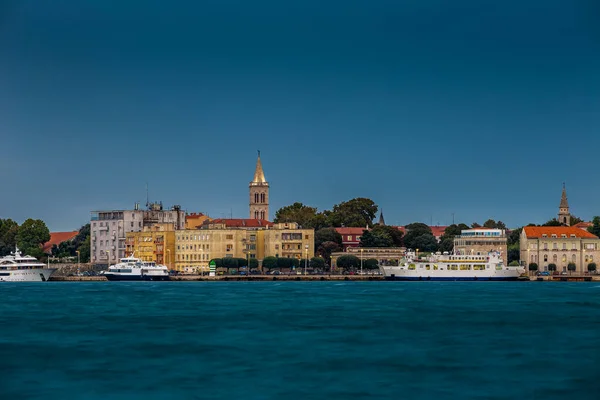 Zadar Hırvatistan Anastasia Çan Kulesi Yatlar Feribot Açık Mavi Gökyüzü — Stok fotoğraf