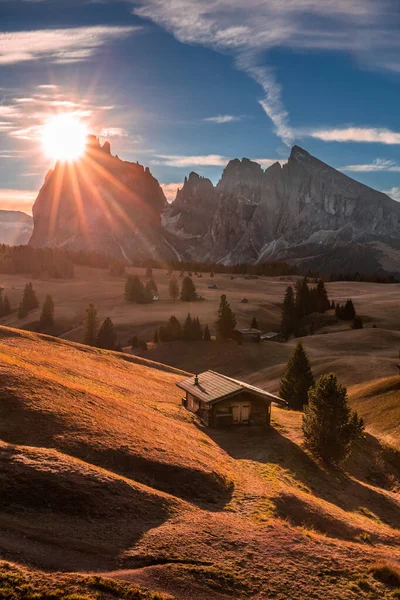 Alpe Siusi イタリア ドロミテ山脈の南チロルのSeiser Almでの木製のシャレーで秋の日の出と Saslonch SassolungoまたはLangkofel 山と日の出を背景に — ストック写真