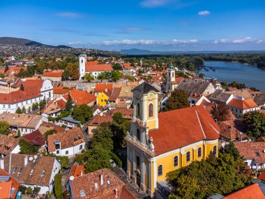 Szentendre, Macaristan - Aziz Petrus ve Paul Kilisesi 'nin güneşli bir gününde Aziz John Kilisesi, Blagovestenska Kilisesi, Aziz Peter ve Paul Kilisesi ve açık mavi gökyüzü