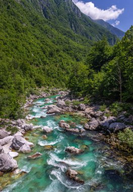 Soca Vadisi, Slovenya - Parlak güneşli bir yaz gününde yeşil yapraklı zümrüt Alp Nehri Soca 'nın havadan panoramik manzarası. Slovenya 'da rafting