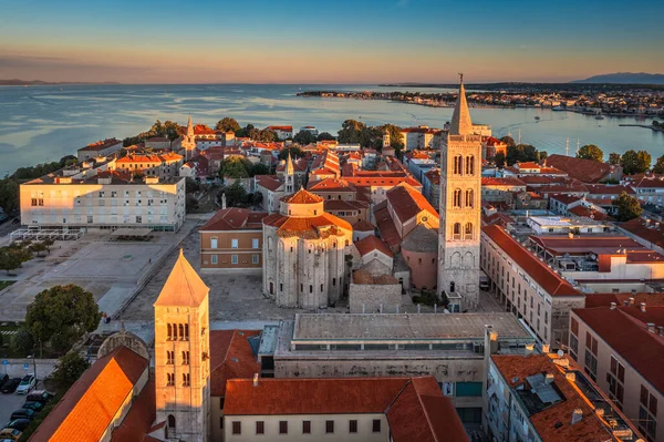 ザダル クロアチア 聖ドナトゥス教会と聖アナスタシア大聖堂と明るい夏の朝に青空とアドリア海でザダルの旧市街の空中ビュー — ストック写真