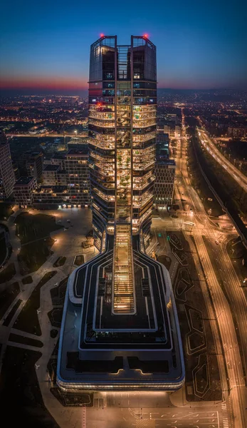 ブダペスト ハンガリー ブダペストの新しいライトアップされた高層ビル キャンパスの空中垂直パノラマビュー 夕暮れ時のブダ川沿いの赤と青の空 — ストック写真