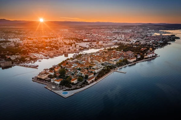 クロアチアのザダル ザダルのスカイライン 海のオルガン 青い空と金色の朝日が輝く夏の朝にアドリア海によってザダルの旧市街の空中パノラマビュー — ストック写真