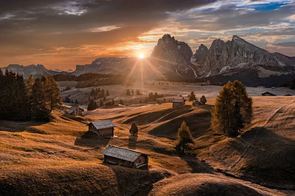 意大利索西阿尔卑斯山 秋天日出时分 意大利南部蒂罗尔省的一个白云石高原 白云石山脉 金碧辉煌的天空映衬下的木制小屋的空中全景 — 图库照片