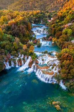 Krka, Hırvatistan - Krka Ulusal Parkı 'ndaki ünlü Krka Şelaleleri' nin renkli sonbahar yapraklarıyla aydınlık bir sonbahar sabahı havadan panoramik manzarası