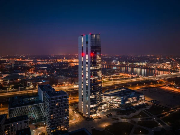 ハンガリー ブダペスト 商船三井キャンパスの空中からの眺め ドナウ川に架かるラコッチ橋のあるブダペストの新しい照明付き超高層ビル 夕暮れ時に青空を背景に都市のスカイライン — ストック写真