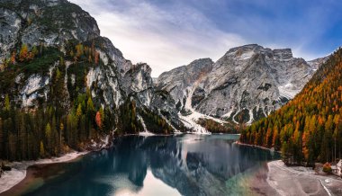 Braies Gölü, İtalya - İtalya 'da Braies Gölü' nde (Iago di Braies) sonbahar yeşillikleri, mavi gökyüzü ve gölde yansıyan Seekofel Dağı 'nda havadan panoramik manzara (Iago di Braies)