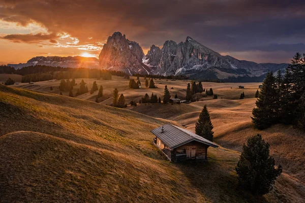アルプ シウシ Alpe Siusi イタリア ドロミテ州の南チロル州のセイザー アルム Seiser Alm にある黄金の秋の日の出 — ストック写真