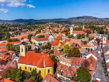 Szentendre, Macaristan - Aziz Petrus ve Paul Kilisesi 'nin güneşli bir gününde Aziz John Kilisesi, Blagovestenska Kilisesi, Aziz Peter ve Paul Kilisesi ve açık mavi gökyüzü