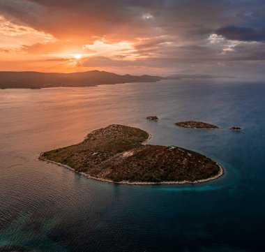 Galesnjak, Hırvatistan - Adriyatik Akdeniz üzerinde çarpıcı bir sıcak yaz günbatımına sahip kalp şeklinde güzel Galesnjak adasının hava panoramik manzarası