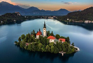 Bled, Slovenya - Bled Castle (Blejski Grad) ve Julian Alps ile birlikte Bled Lake Bled 'deki Maria' nın Hacı Kilisesi 'nin Havadan görünüşü