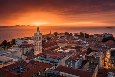 Zadar, Hırvatistan - St. Anastasia Katedrali ve eski Zadar kasabasının dramatik bir altın yaz günbatımı manzarası 